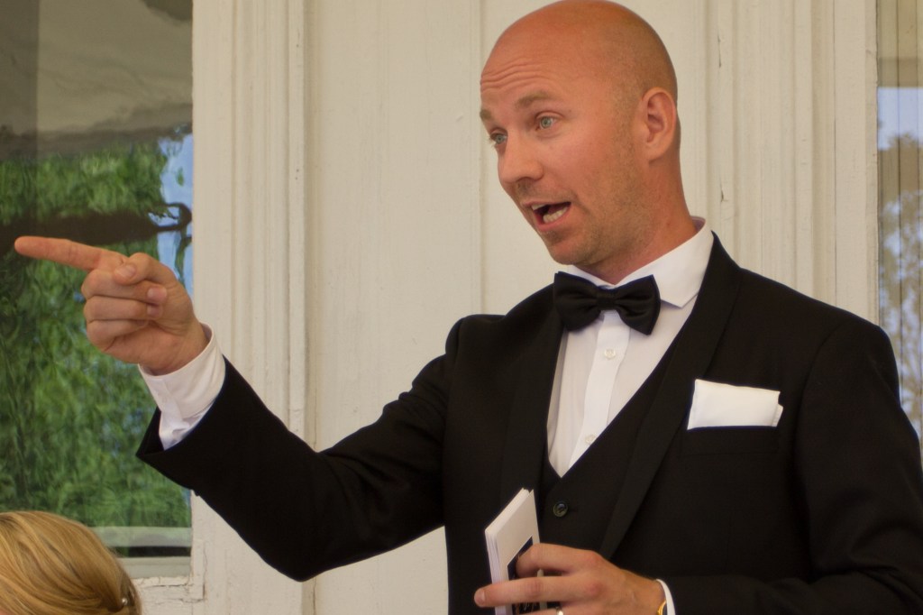 Sune Narud performing close-up magic for guests at the table